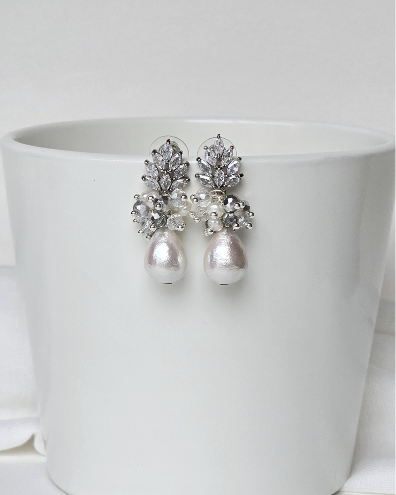 Aros de circonitas, perla de algodón y racimo