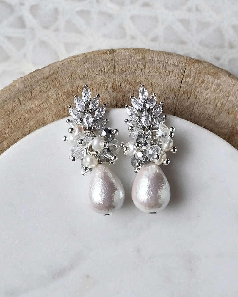 Aros de circonitas, perla de algodón y racimo