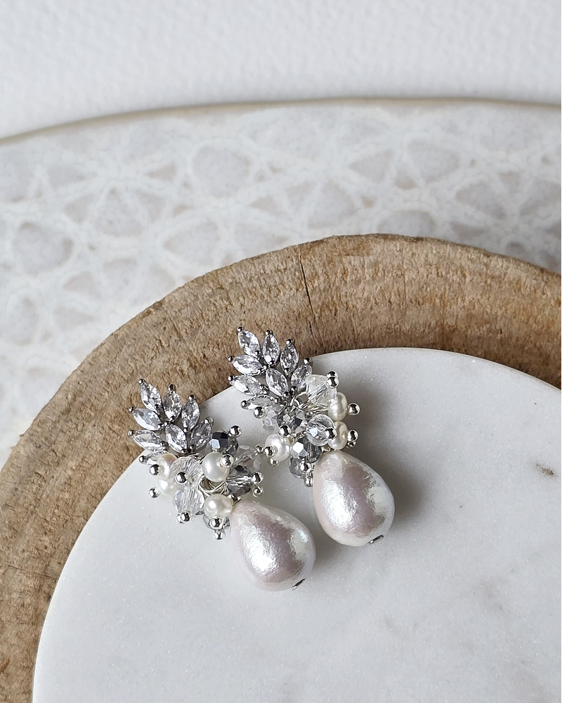 Aros de circonitas, perla de algodón y racimo