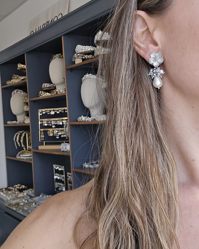 Aros flor con racimo y perla