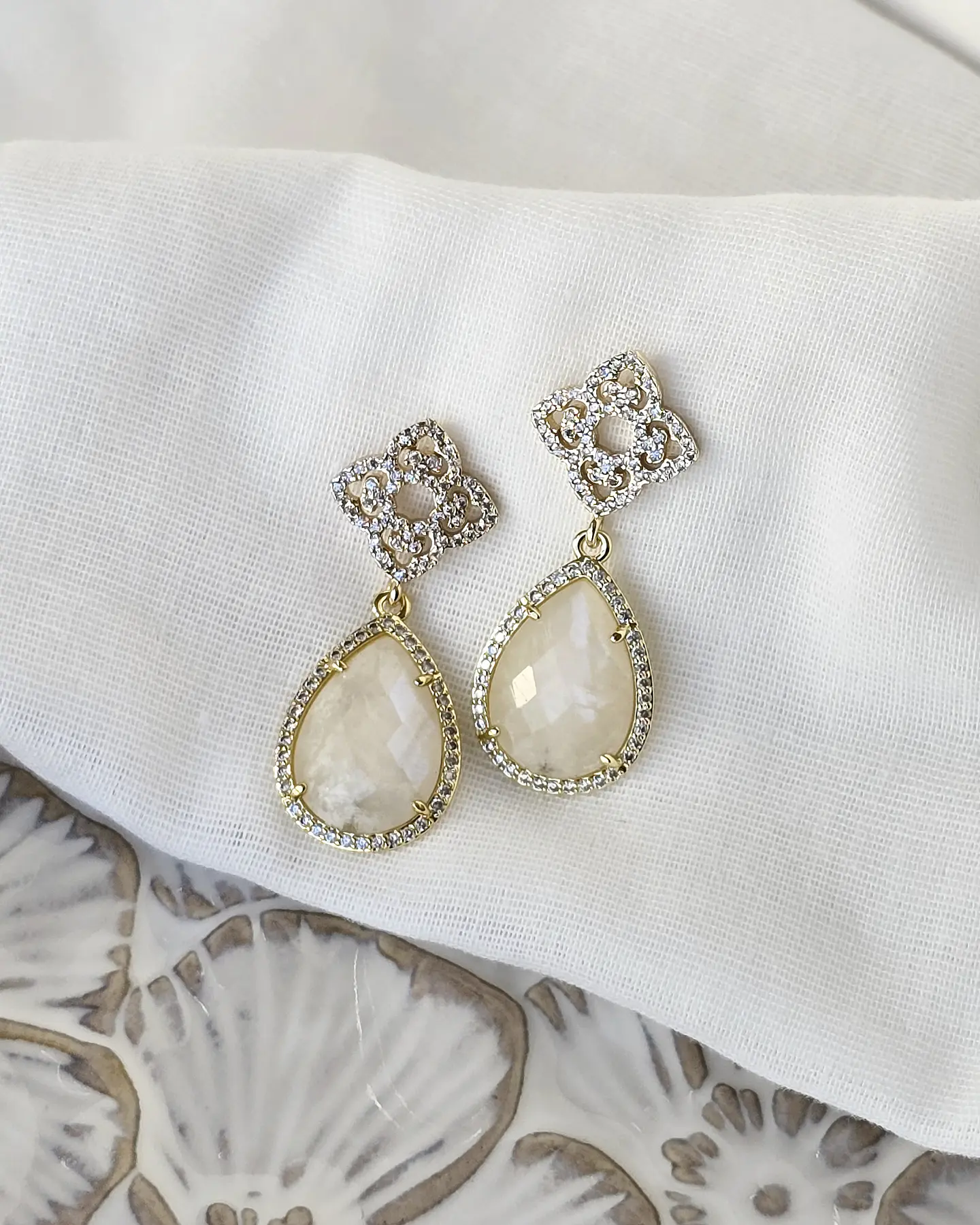 Aros rombo vintage con piedra blanca 1