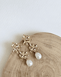 Aros doble flor con perla natural