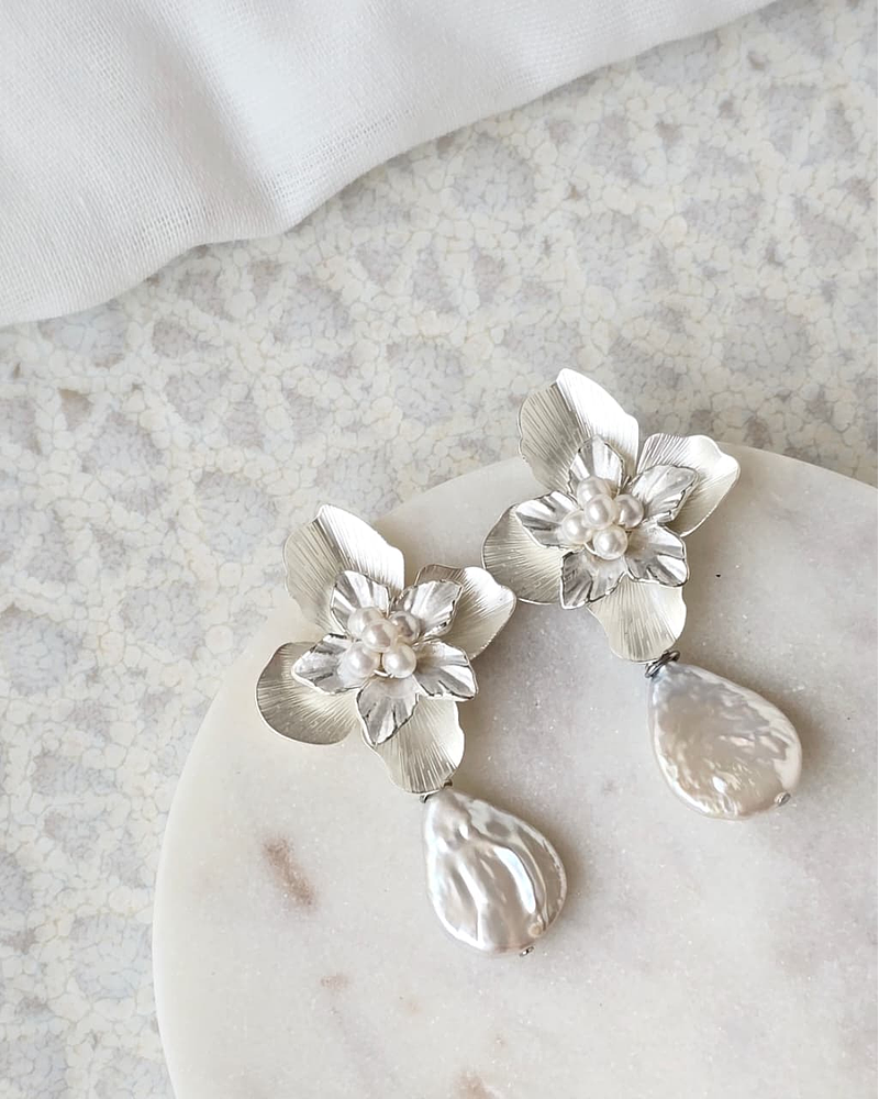 Aros flor bordado de perlas y perla barroca plana