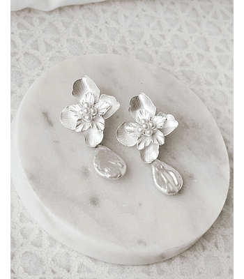 Aros flor bordado de perlas y perla barroca plana