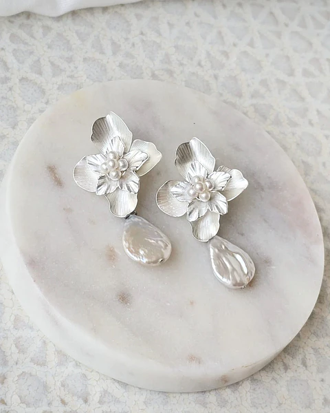 Aros flor bordado de perlas y perla barroca plana