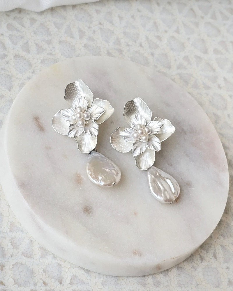 Aros flor bordado de perlas y perla barroca plana