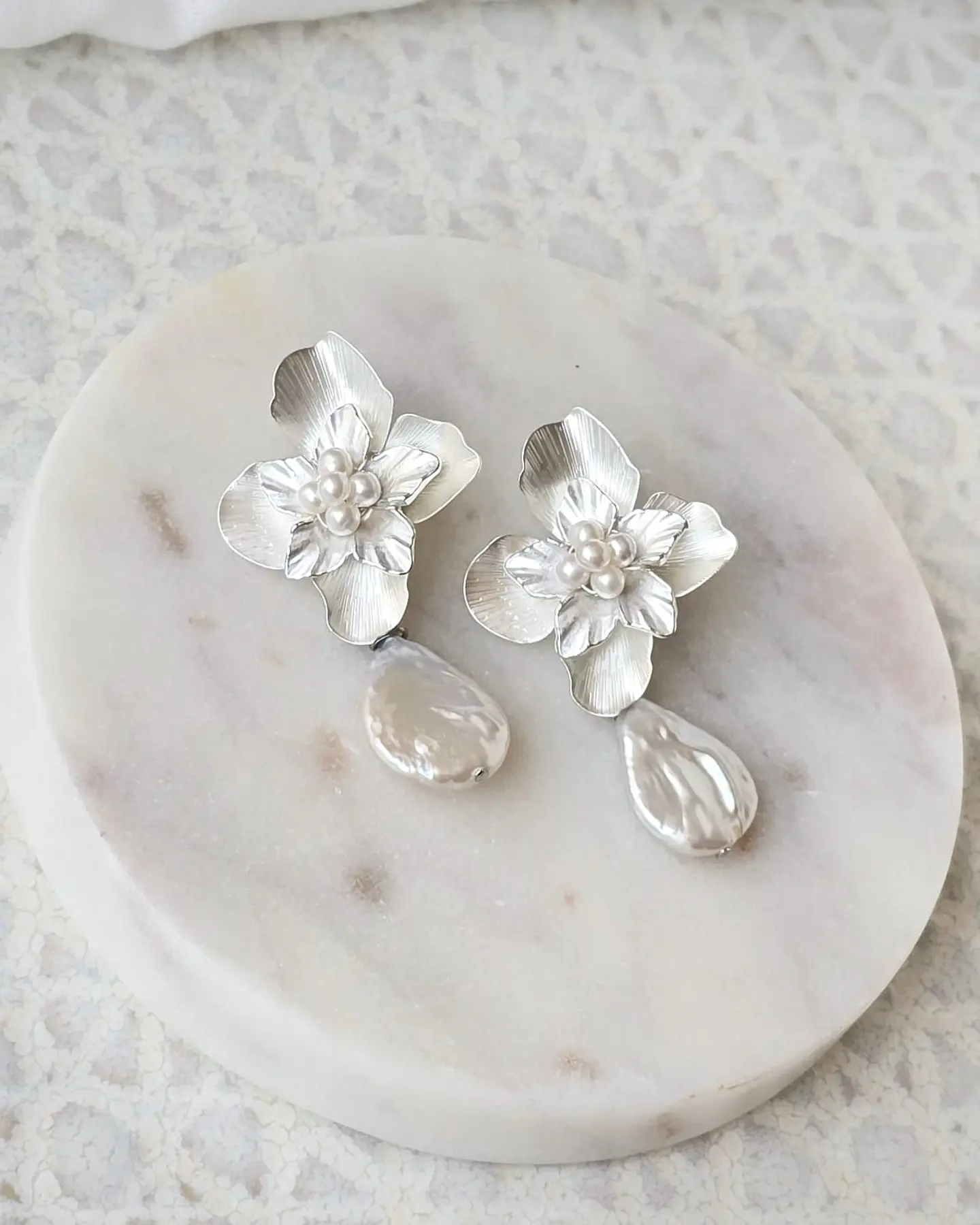 Aros flor bordado de perlas y perla barroca plana 3