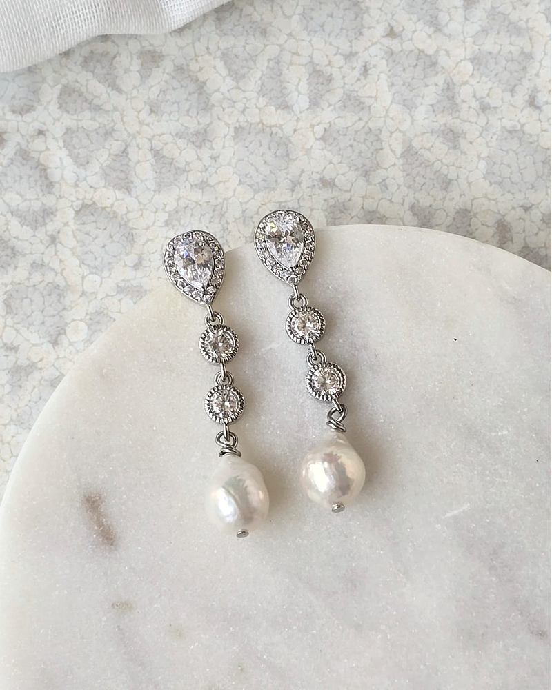 Aros clásicos circonitas y perla barroca