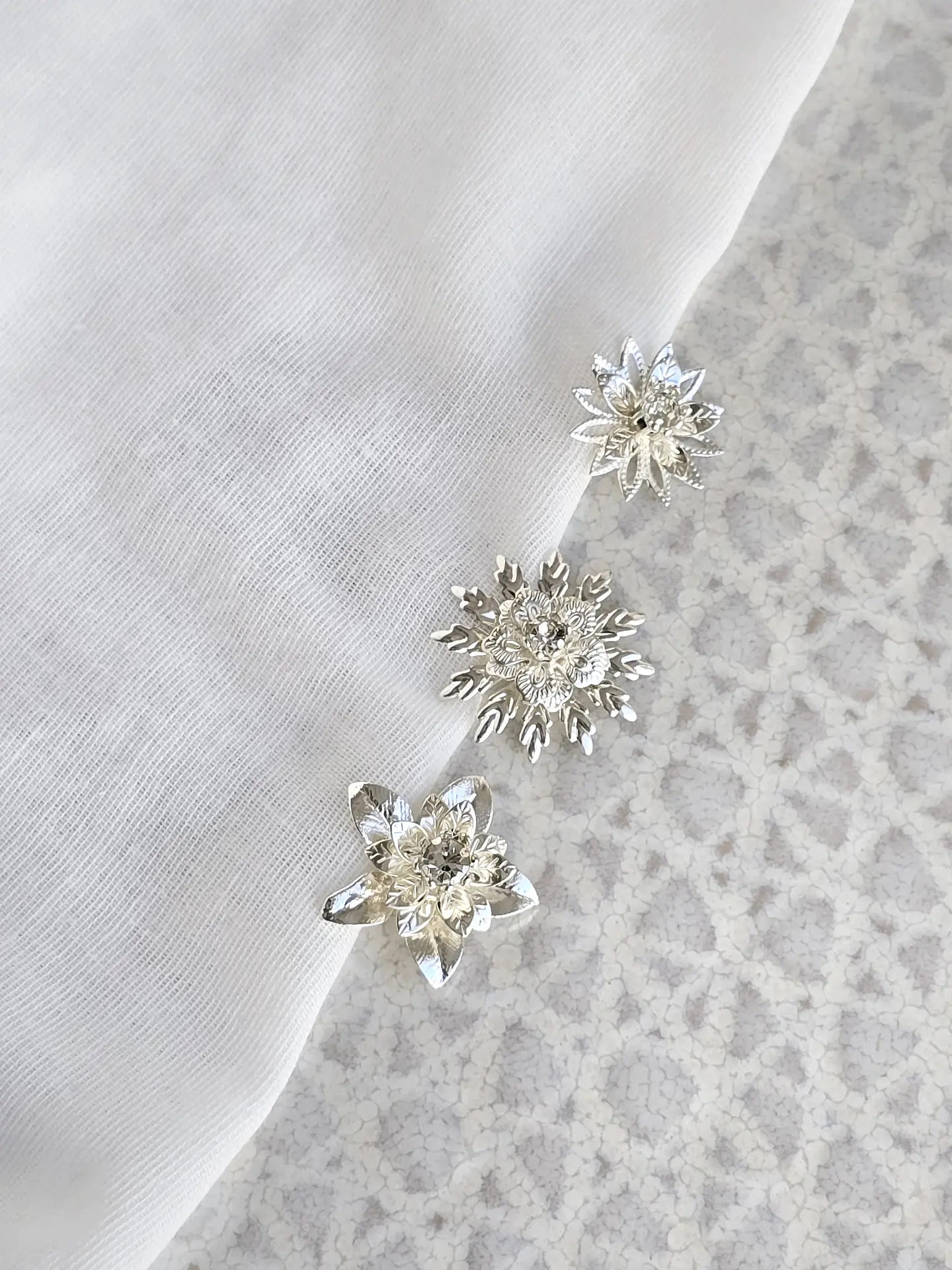 Set Pins flores M plateadas 1