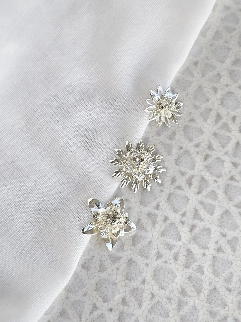 Set Pins flores M plateadas 1
