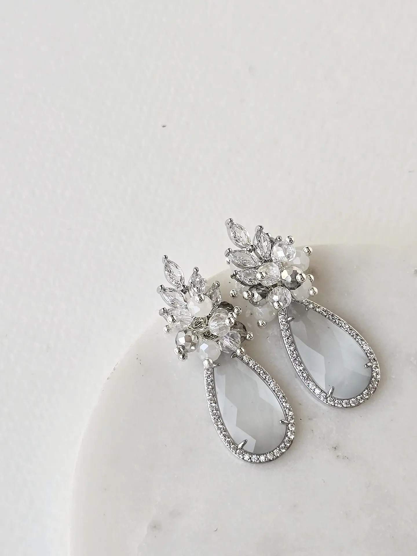 Aros cristal blanco con circonitas y racimo 2