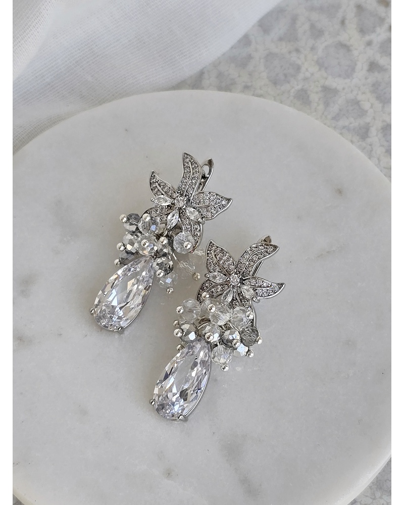 Aros de flor con circón y racimo