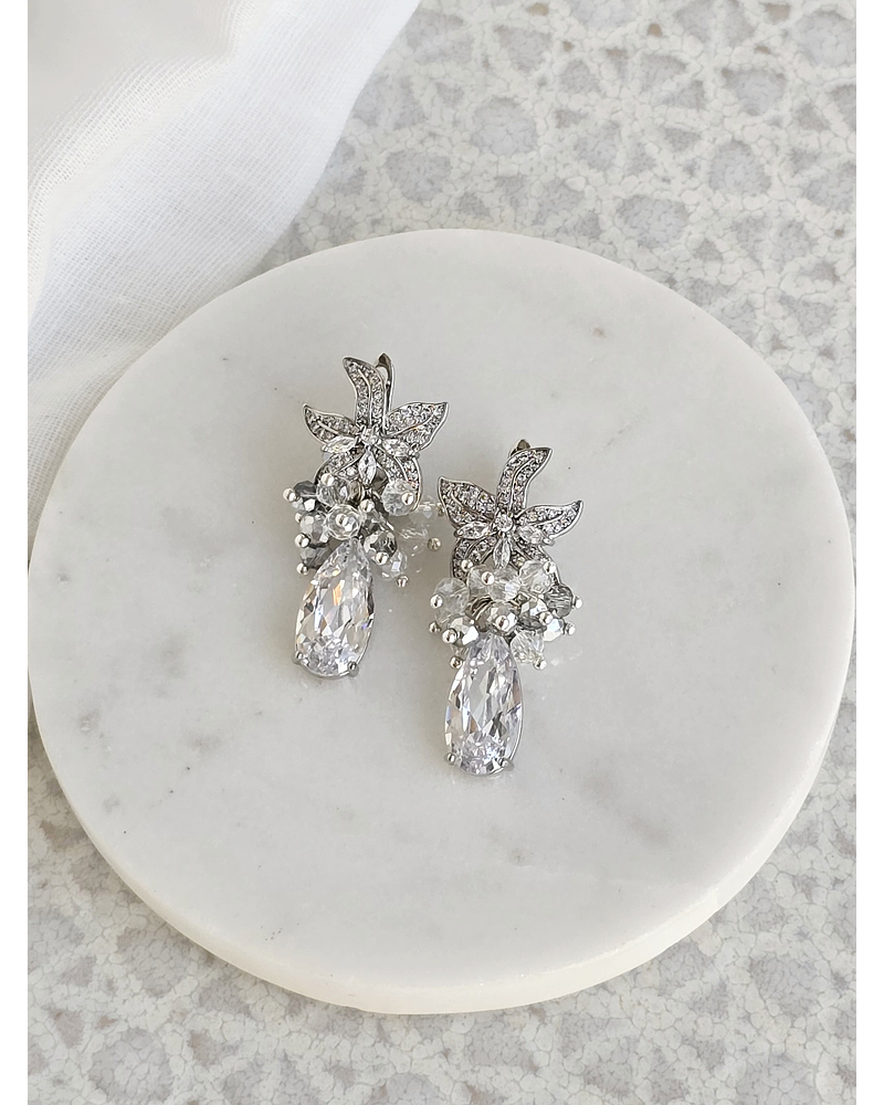 Aros de flor con circón y racimo