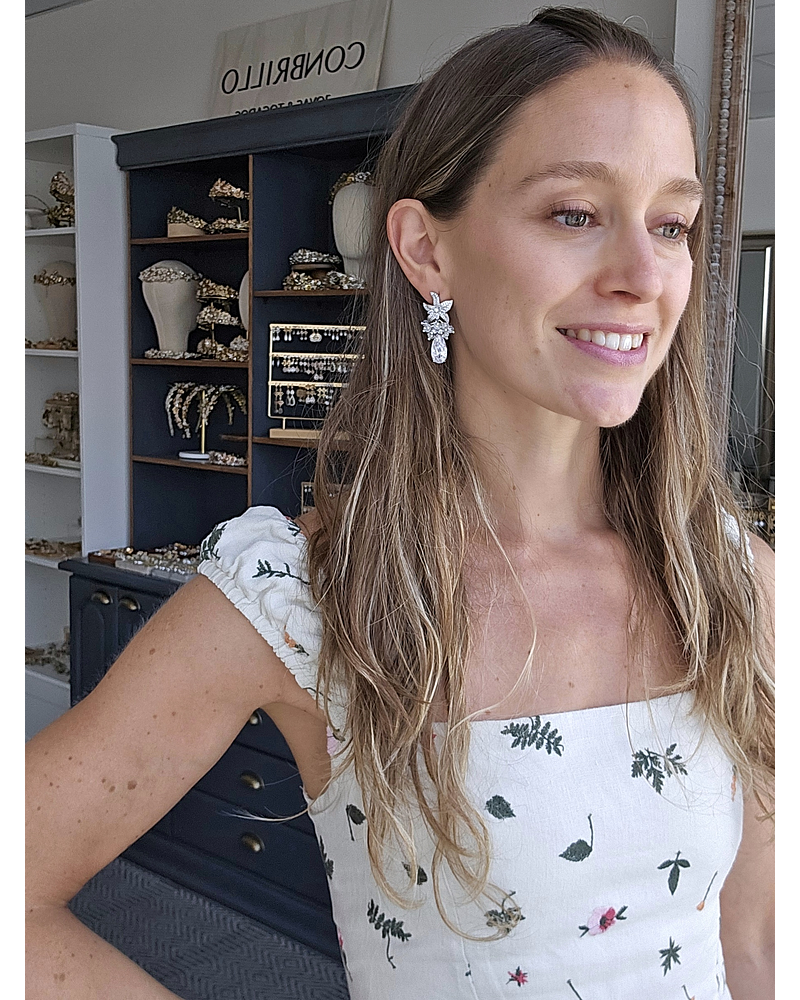 Aros de flor con circón y racimo