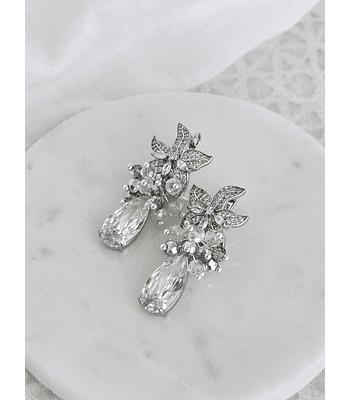 Aros de flor con circón y racimo