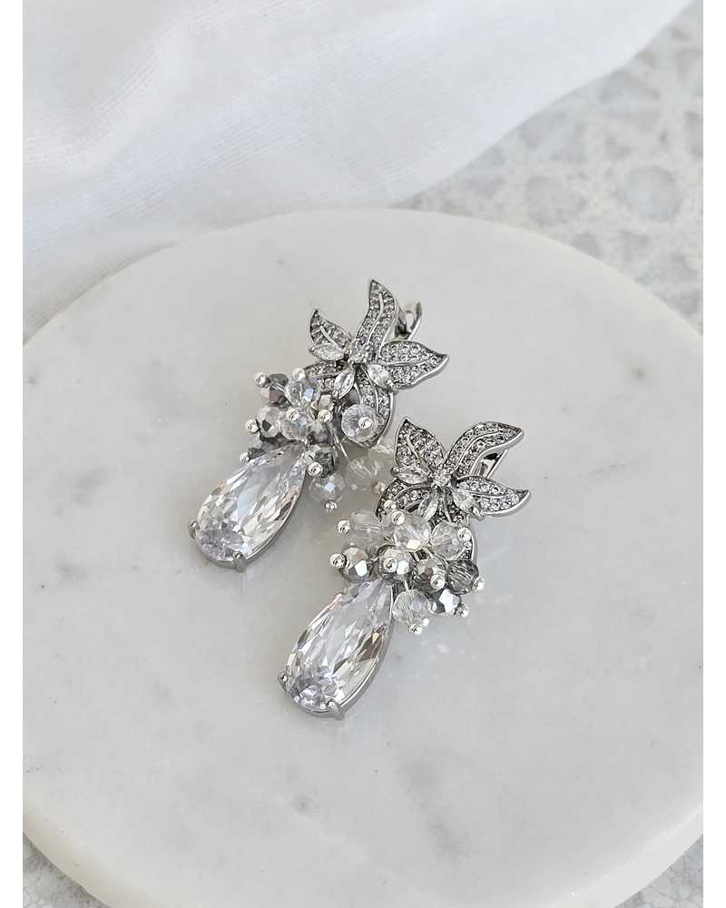 Aros de flor con circón y racimo