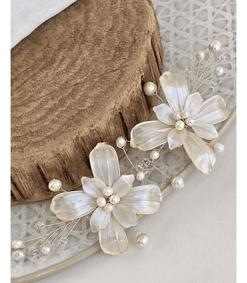Tocado flores nacaradas con perlas