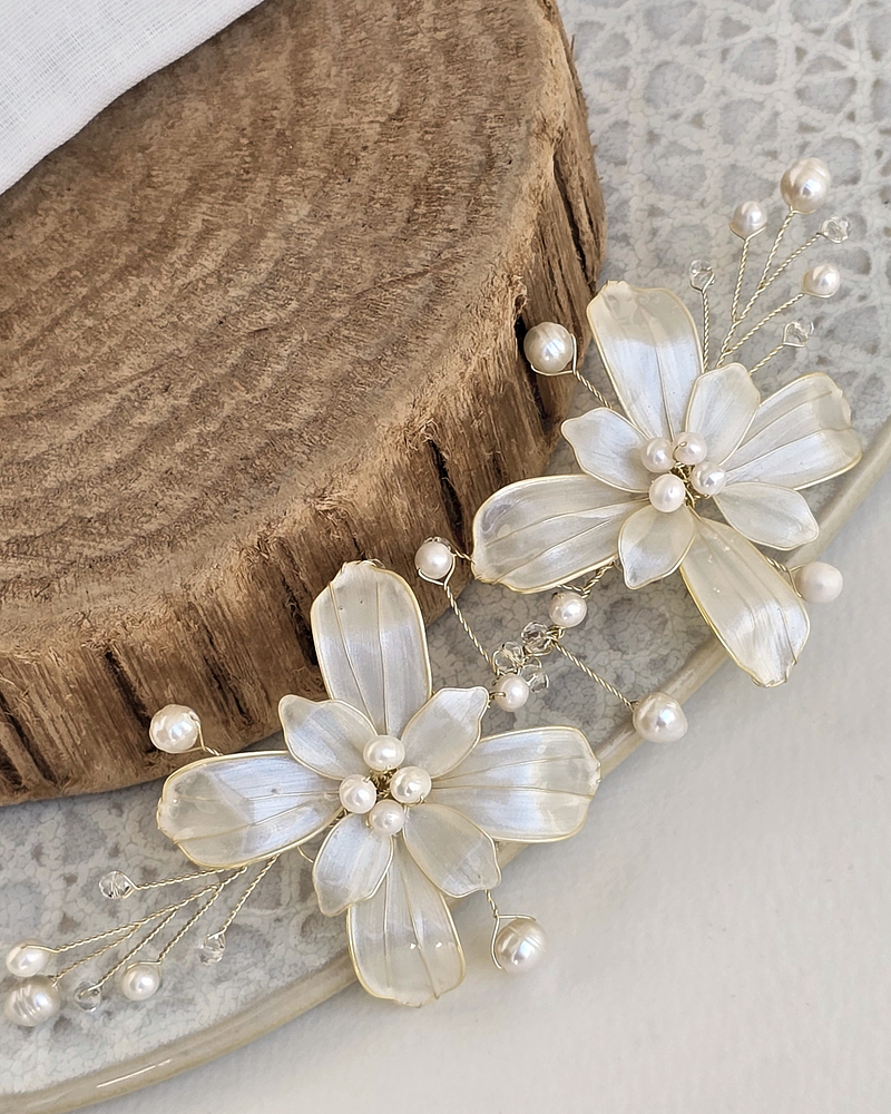 Tocado flores nacaradas con perlas