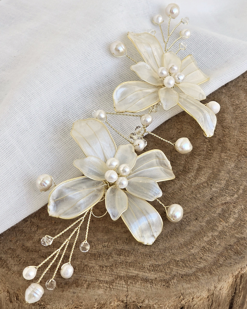 Tocado flores nacaradas con perlas