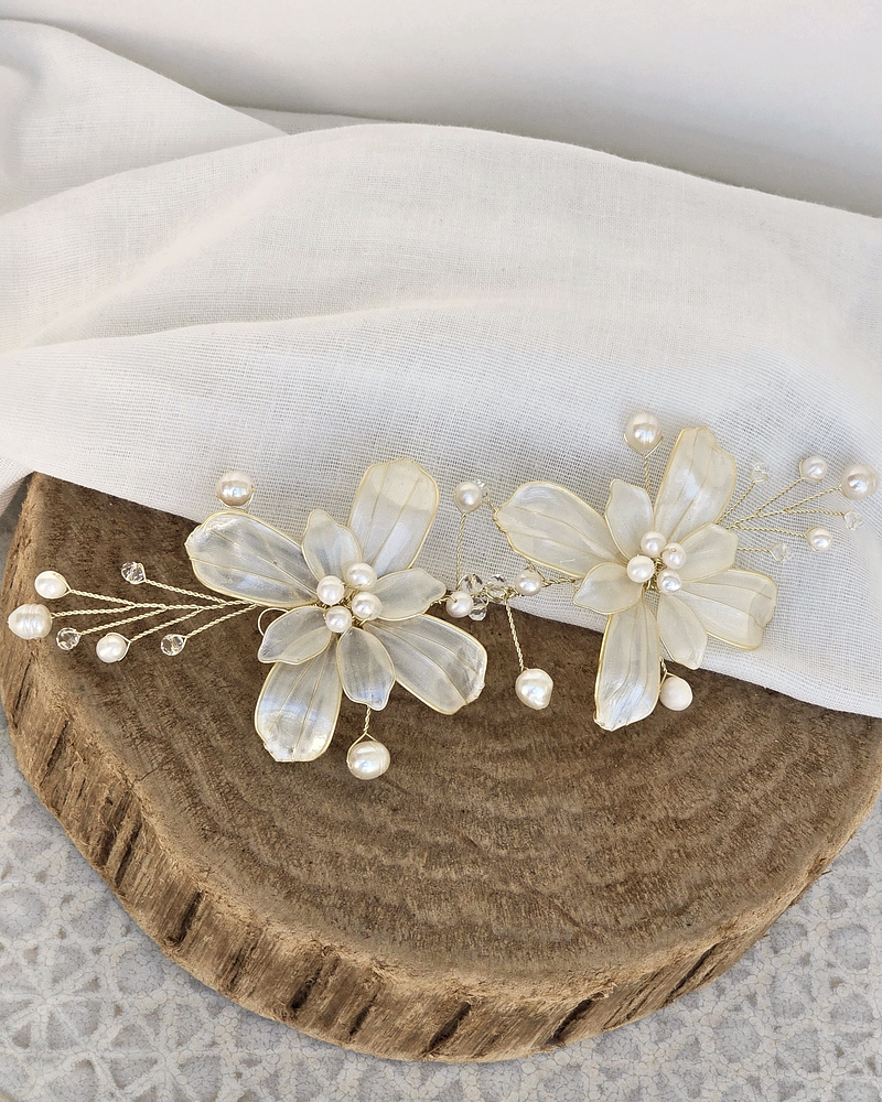 Tocado flores nacaradas con perlas