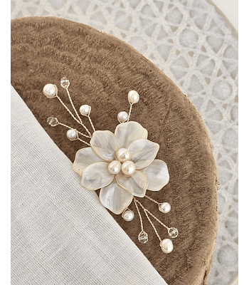 Pin de flor anacarada y ramitas