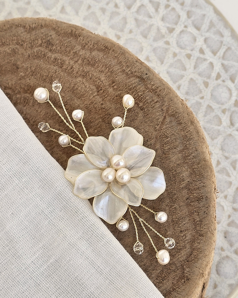 Pin de flor anacarada y ramitas