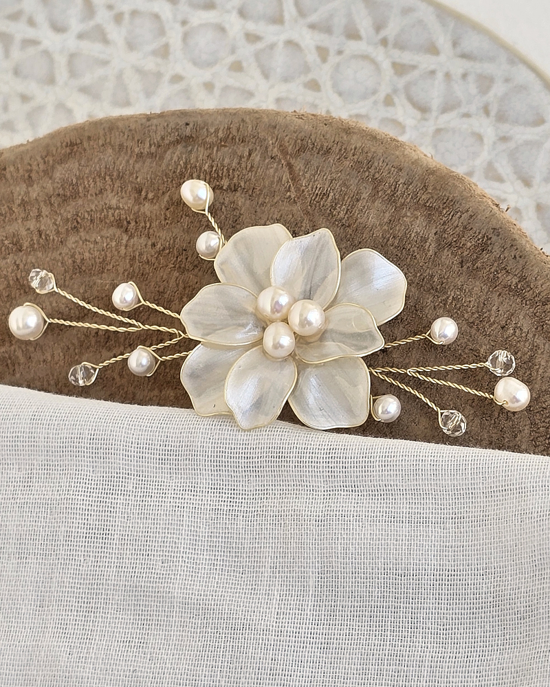 Pin de flor anacarada y ramitas