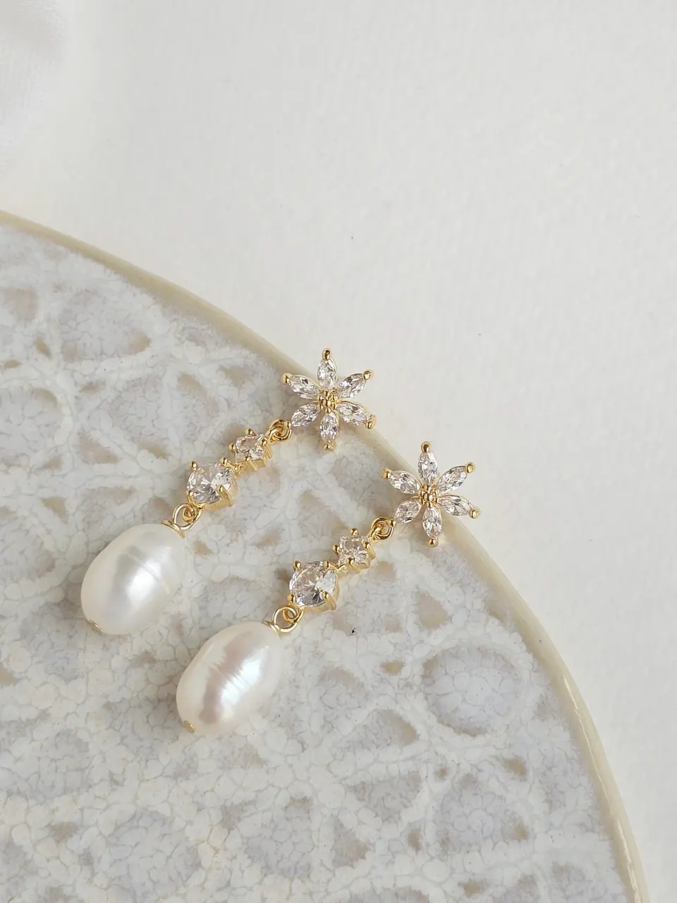 Aros flor circonitas y perla natural 1