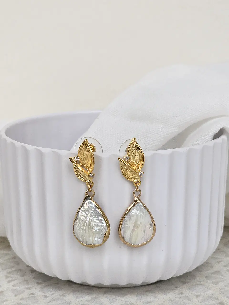 Aros de hojitas con perla natural 1