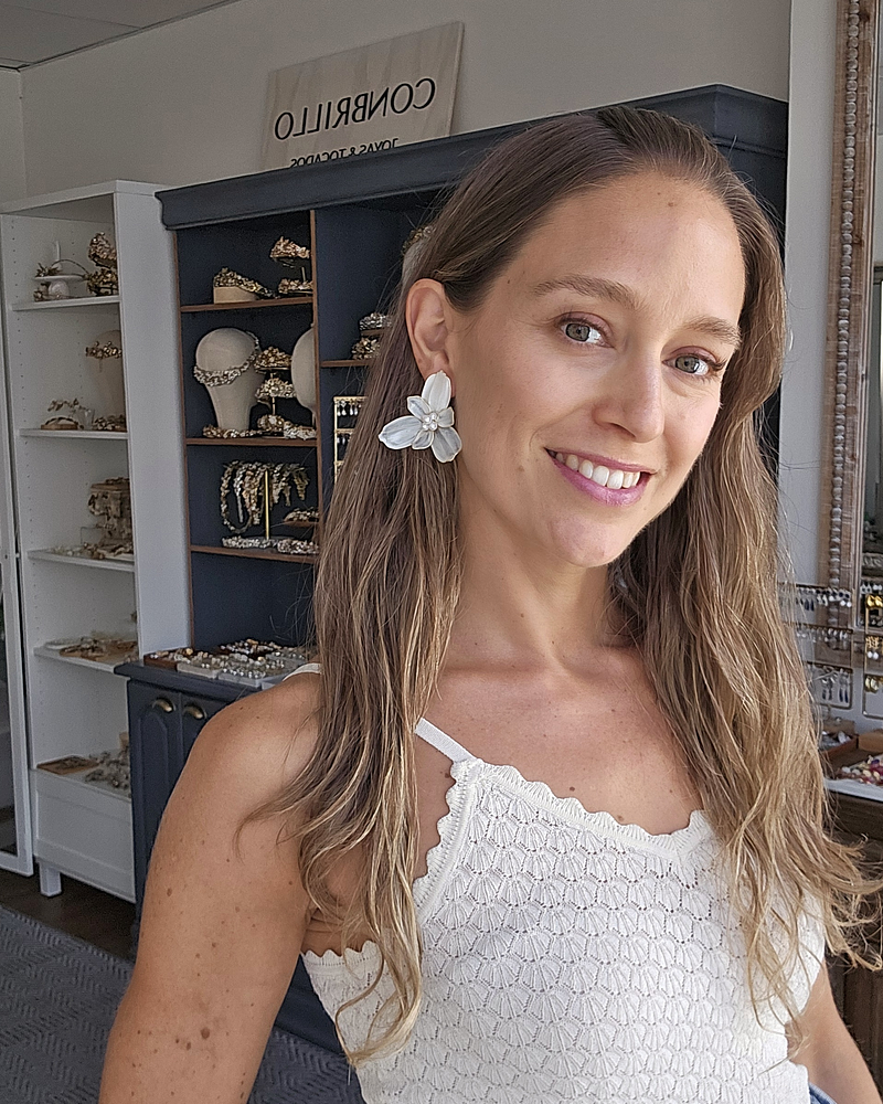 Aros flor anacarada dorado