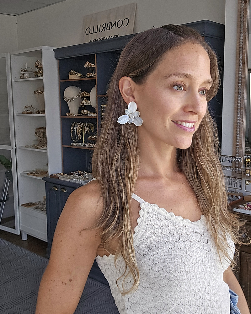 Aros flor anacarada dorado