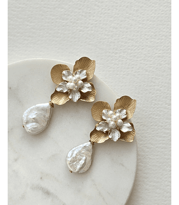 Aros flor bordados con perla barroca