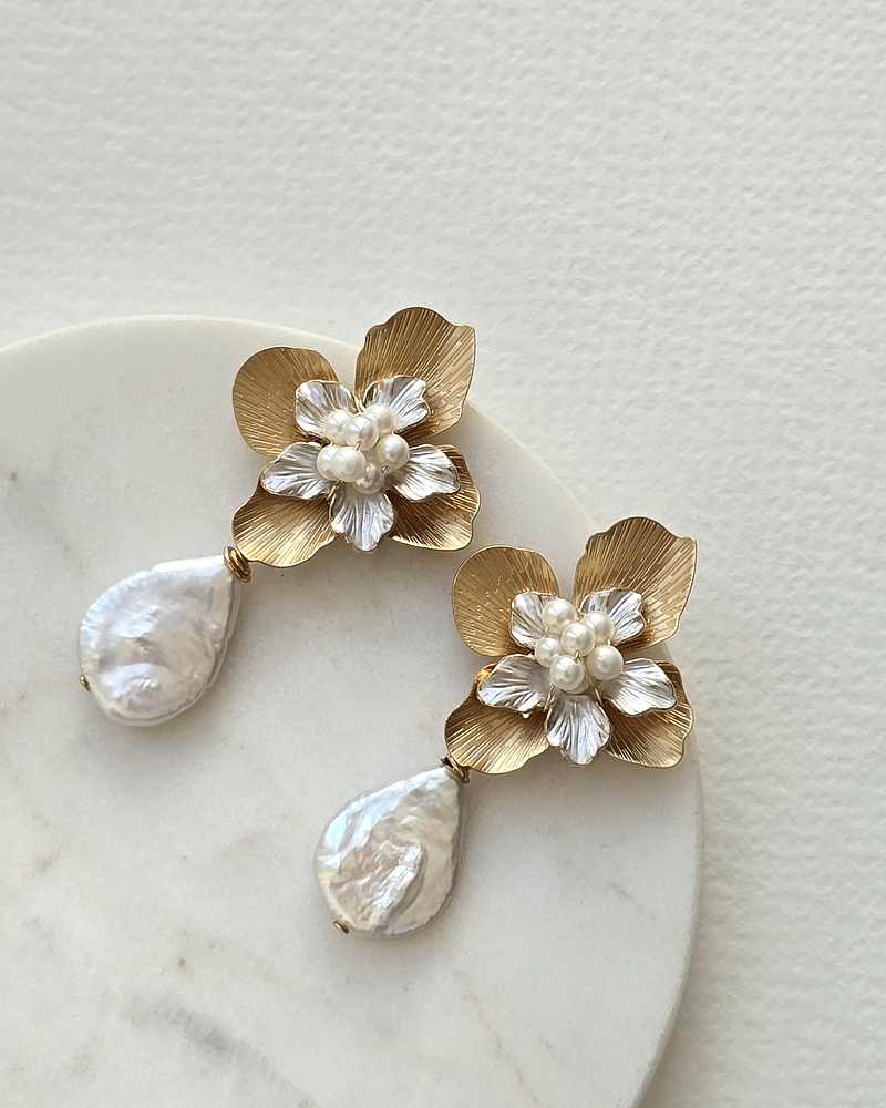 Aros flor bordados con perla barroca