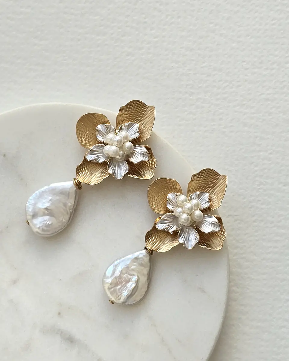 Aros flor bordados con perla barroca 2