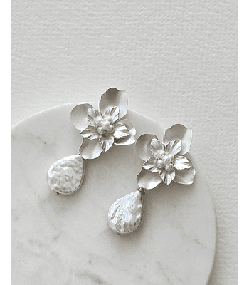 Aros flor bordado de perlas y perla barroca plana