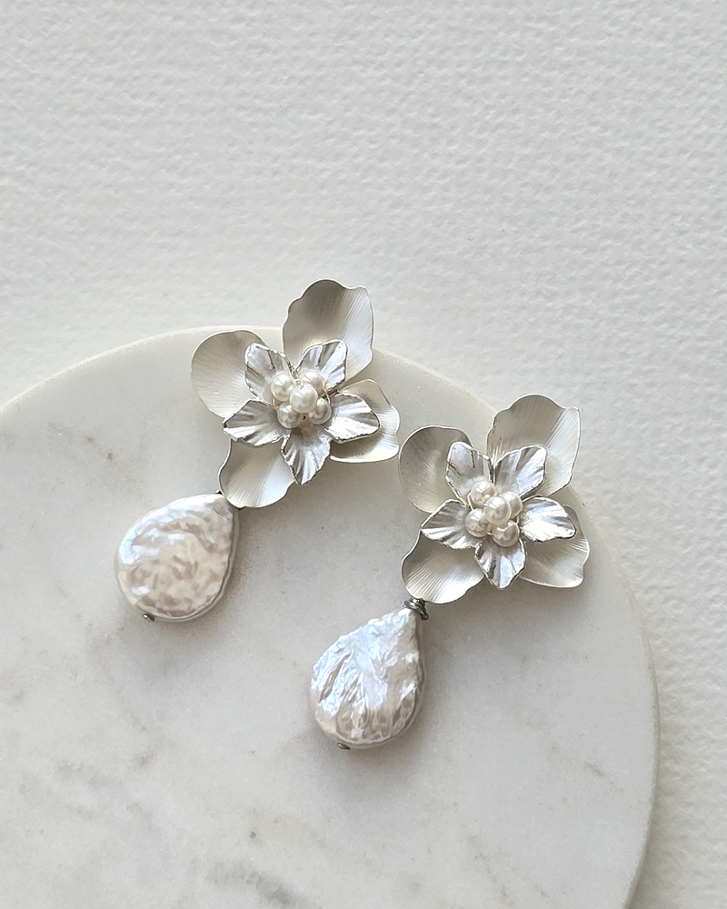 Aros flor bordado de perlas y perla barroca plana