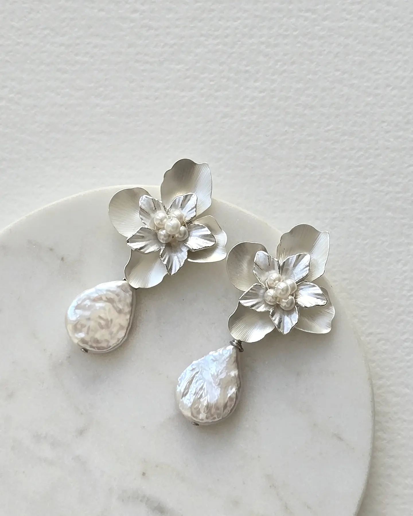 Aros flor bordado de perlas y perla barroca plana 2