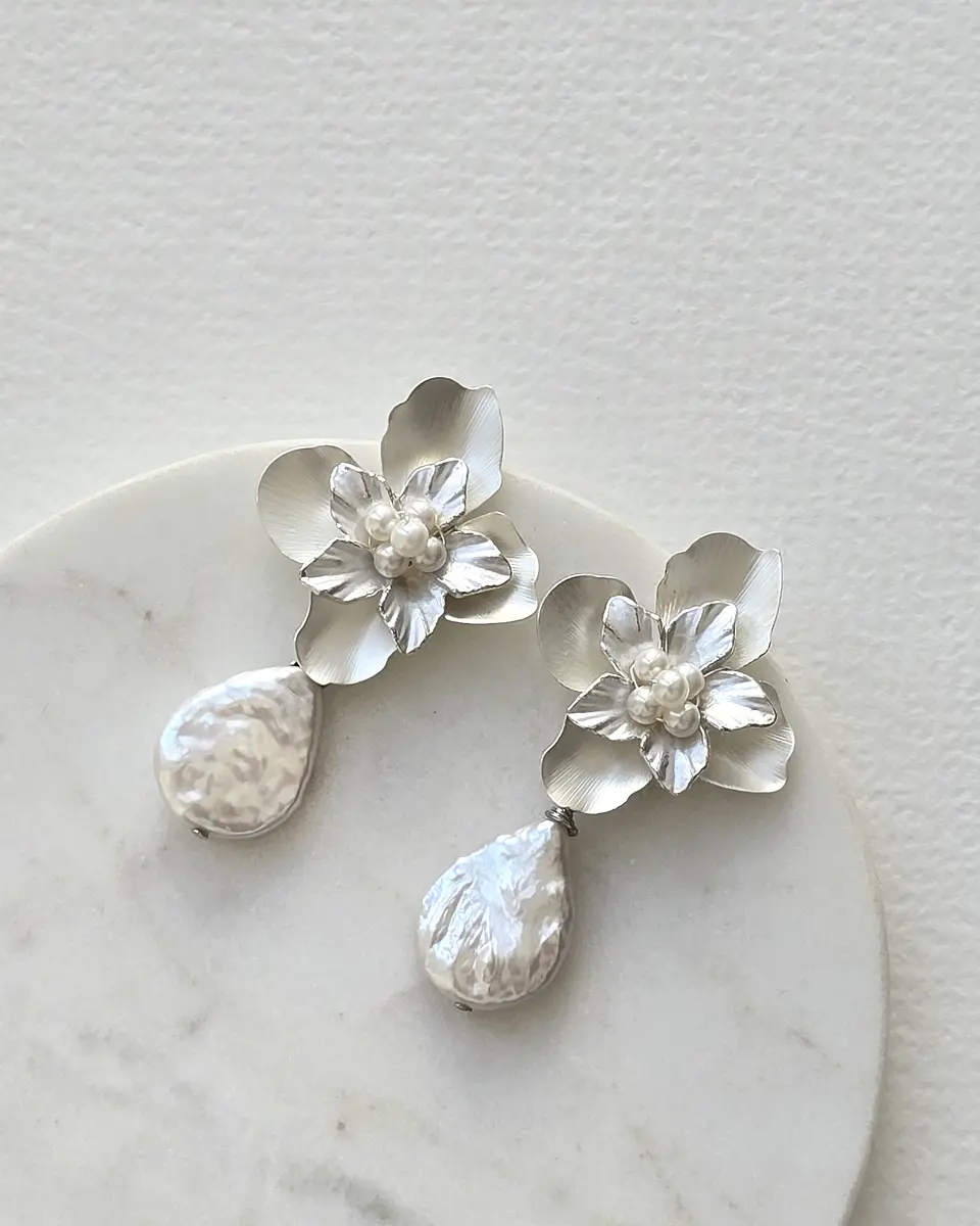 Aros flor bordado de perlas y perla barroca plana 2