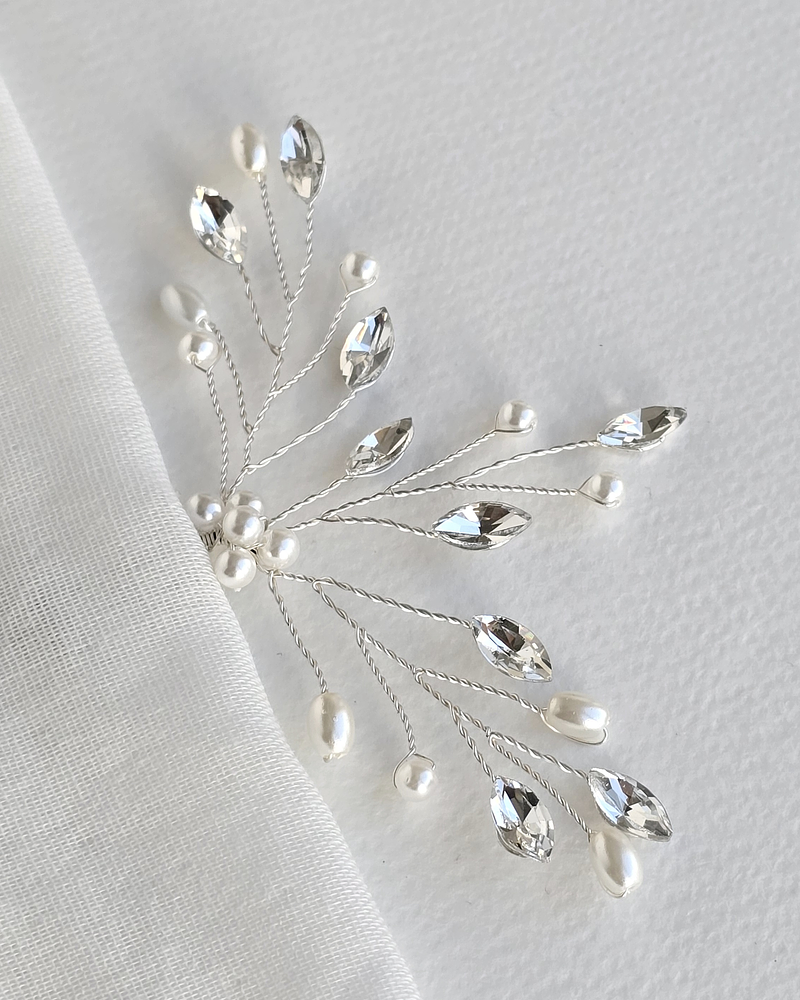 Pin de perlas y brillos