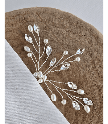 Pin de perlas y brillos