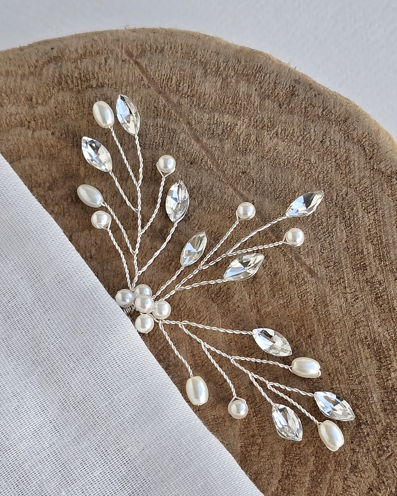 Pin de perlas y brillos