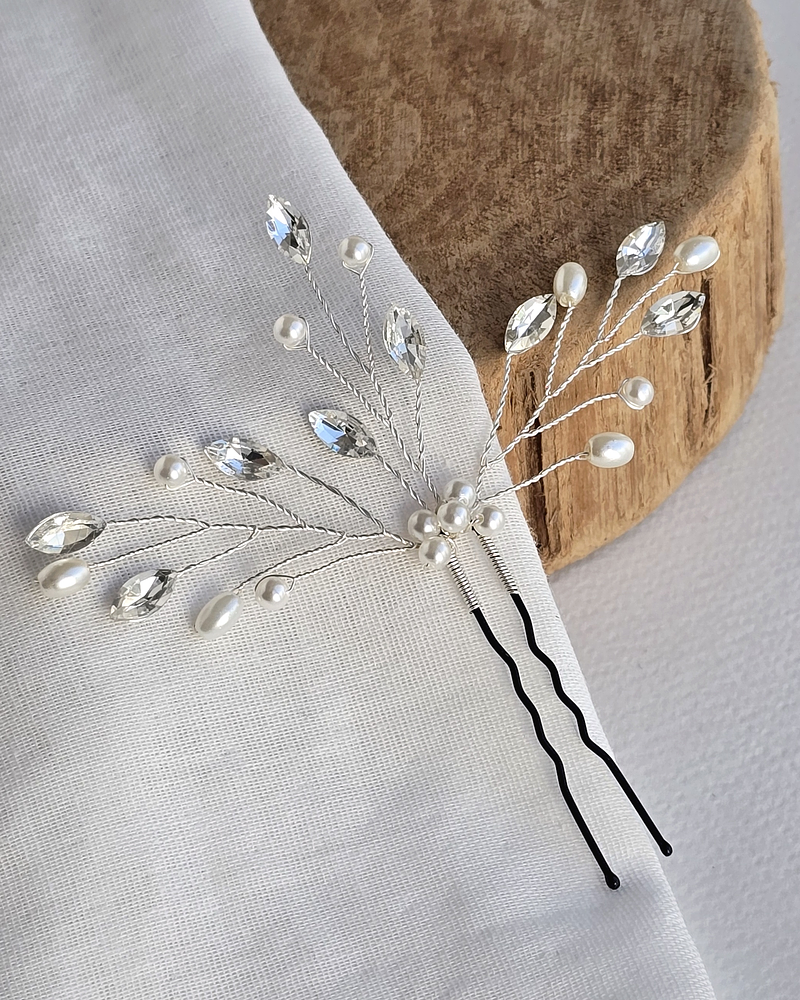 Pin de perlas y brillos