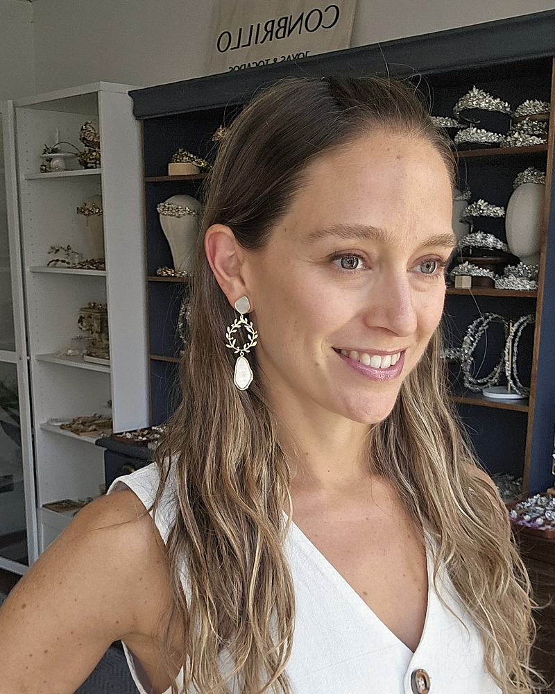 Aros largos nácar y hojitas