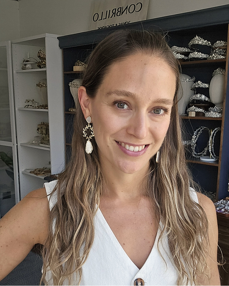 Aros largos nácar y hojitas