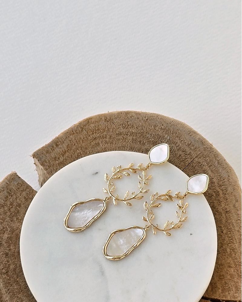 Aros largos nácar y hojitas