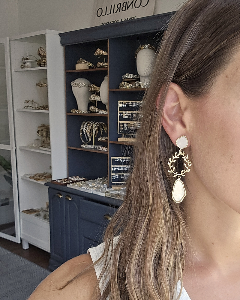 Aros largos nácar y hojitas