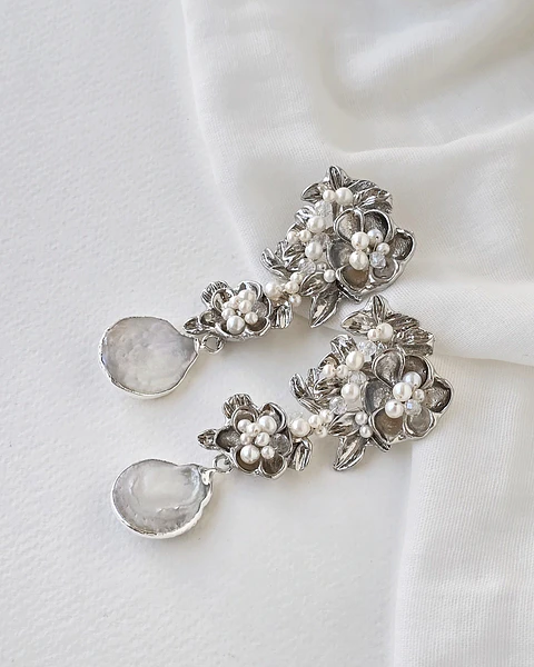 Aros grandes de flores bordadas y perlas
