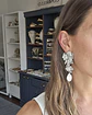Aros grandes de flores bordadas y perlas - Miniatura 3