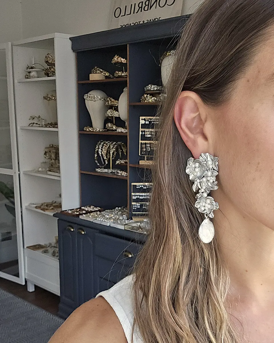 Aros grandes de flores bordadas y perlas 3