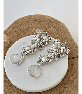 Aros grandes de flores bordadas y perlas